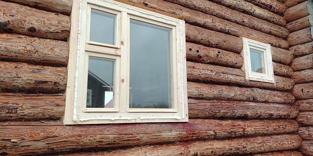 Установка деревянного окна со стеклопакетом в классический сруб на мху, редкий проект от эксперта Михаила, ШУВОЕ